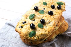 Pila de focaccia tradicional del pan italiano con la aceituna, ajo a imagen de archivo libre de regalías Pila de focaccia tradicional del pan italiano con la aceituna, ajo a imagen de archivo libre de regalías