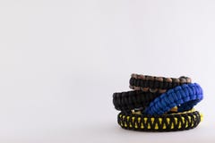 Pila de pulseras del paracord en un fondo blanco en blanco imagen de archivo Pila de pulseras del paracord en un fondo blanco en blanco imagen de archivo