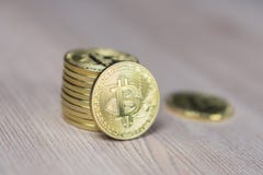 Pila di bitcoins con una singola moneta che affronta la macchina fotografica nel fuoco tagliente fotografia stock Pila di bitcoins con una singola moneta che affronta la macchina fotografica nel fuoco tagliente fotografia stock