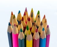 Pila di matite dei bambini colorati fotografia stock Pila di matite dei bambini colorati fotografia stock