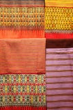 Pila di sarong variopinti tradizionali in negozio, Tailandia fotografia stock Pila di sarong variopinti tradizionali in negozio, Tailandia fotografia stock