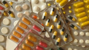 Pila grande de top del sypitsya de las píldoras Slou MES de muchas medicaciones almacen de video Pila grande de top del sypitsya de las píldoras Slou MES de muchas medicaciones almacen de video