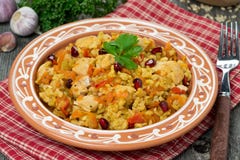 Pilaf con el pollo y las verduras, primer fotos de archivo libres de regalías Pilaf con el pollo y las verduras, primer fotos de archivo libres de regalías