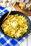 Pilaf con la carne de vaca, las zanahorias, las cebollas, el ajo y las especias, plato tradicional de la cocina asiática, foco se foto de archivo Pilaf con la carne de vaca, las zanahorias, las cebollas, el ajo y las especias, plato tradicional de la cocina asiática, foco se foto de archivo