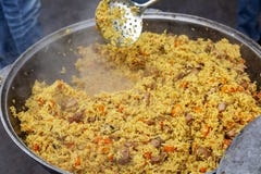 Pilaf recientemente cocinado en una caldera grande imágenes de archivo libres de regalías Pilaf recientemente cocinado en una caldera grande imágenes de archivo libres de regalías
