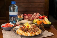 pilaf Мясное блюдо людей централи и Средней Азии, риса, мяса и луков, соответствующих на праздники Nauryz или Navruz, как стоковое изображение pilaf Мясное блюдо людей централи и Средней Азии, риса, мяса и луков, соответствующих на праздники Nauryz или Navruz, как стоковое изображение