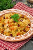 Pilaf με τα λαχανικά, το κοτόπουλο και το ρόδι σε ένα πιάτο στοκ εικόνες Pilaf με τα λαχανικά, το κοτόπουλο και το ρόδι σε ένα πιάτο στοκ εικόνες