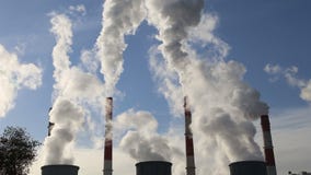 Pilas de humo en la central eléctrica ardiente del carbón almacen de metraje de vídeo Pilas de humo en la central eléctrica ardiente del carbón almacen de metraje de vídeo