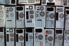 Pilas de ordenadores personales y de cajas viejos de la PC foto de archivo Pilas de ordenadores personales y de cajas viejos de la PC foto de archivo