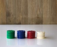Pilas de virutas de póker imágenes de archivo libres de regalías Pilas de virutas de póker imágenes de archivo libres de regalías