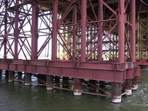 Pilastri potenti del ponte che stanno nel ponte del bugrinskij della costruzione dell'acqua a Novosibirsk immagini stock Pilastri potenti del ponte che stanno nel ponte del bugrinskij della costruzione dell'acqua a Novosibirsk immagini stock
