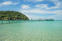 Pilastro di legno del ponte sul mare con cielo blu Viaggio a Phuket Tailandia Immagini Stock Pilastro di legno del ponte sul mare con cielo blu Viaggio a Phuket Tailandia Immagini Stock