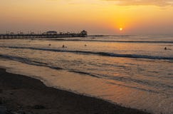 Pilastro e spiaggia di Huanchaco al tramonto, Perù fotografia stock Pilastro e spiaggia di Huanchaco al tramonto, Perù fotografia stock