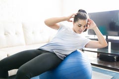 Pilates bollövning hemma royaltyfria bilder Pilates bollövning hemma royaltyfria bilder