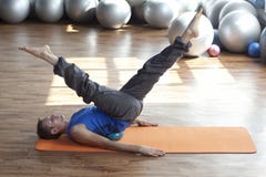 Pilates praticando do homem imagens de stock Pilates praticando do homem imagens de stock