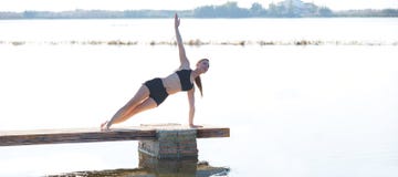 Pilates-Yoga-Trainingsübung im Freien stockfoto Pilates-Yoga-Trainingsübung im Freien stockfoto