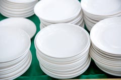 pile de beaucoup de plats blancs sur la table à se préparer au buffet de approvisionnement vaisselle pour le déjeuner et le dîner Image stock pile de beaucoup de plats blancs sur la table à se préparer au buffet de approvisionnement vaisselle pour le déjeuner et le dîner Image stock