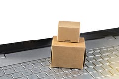 Pile de boîtes en carton sur l'ordinateur portable dans l'expédition ou les achats c en ligne photo stock Pile de boîtes en carton sur l'ordinateur portable dans l'expédition ou les achats c en ligne photo stock
