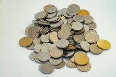 Pile de couleur d'argent et d'or des pièces de monnaie malaisiennes photo libre de droits Pile de couleur d'argent et d'or des pièces de monnaie malaisiennes photo libre de droits