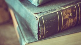 Pile de livre sur le bureau en bois image stock Pile de livre sur le bureau en bois image stock
