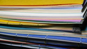 Pile de livres faits main avec les couvertures colorées photo stock Pile de livres faits main avec les couvertures colorées photo stock