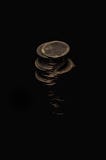 Pile de pièce de monnaie indonésienne d'isolement sur le fond noir image libre de droits Pile de pièce de monnaie indonésienne d'isolement sur le fond noir image libre de droits