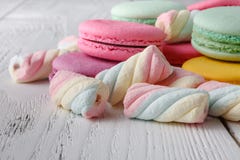 Pile des bonbons sur le fond blanc Photos stock Pile des bonbons sur le fond blanc Photos stock