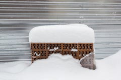 pile des briques de bâtiment pendant l'hiver sous la neige image libre de droits pile des briques de bâtiment pendant l'hiver sous la neige image libre de droits