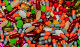 Pile des comprimés et des pilules colorés de capsule Plein cadre de médecine, de vitamines et de suppléments Vue supérieure beauc Image stock Pile des comprimés et des pilules colorés de capsule Plein cadre de médecine, de vitamines et de suppléments Vue supérieure beauc Image stock