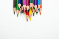 Pile des crayons affilés colorés image stock Pile des crayons affilés colorés image stock