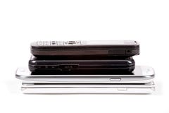 Pile des téléphones portables et des smartphones modèles plus anciens Photographie stock libre de droits Pile des téléphones portables et des smartphones modèles plus anciens Photographie stock libre de droits