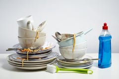 Pile sale de plats sur le fond blanc image stock Pile sale de plats sur le fond blanc image stock