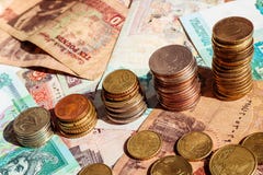 Piles de pièces de monnaie sous forme de graphique de croissance Concept d'affaires Fond avec des billets de banque photo stock Piles de pièces de monnaie sous forme de graphique de croissance Concept d'affaires Fond avec des billets de banque photo stock