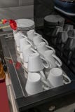 Piles de tasses de café à l'envers préparées sur la machine photos libres de droits Piles de tasses de café à l'envers préparées sur la machine photos libres de droits