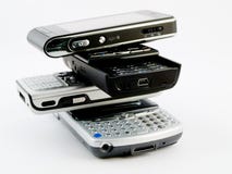 Pilha da pilha de diversos telefones móveis modernos PDA imagem de stock royalty free Pilha da pilha de diversos telefones móveis modernos PDA imagem de stock royalty free