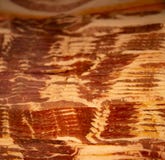 Pilha de bacon fresco no carniceiro fotos de stock Pilha de bacon fresco no carniceiro fotos de stock