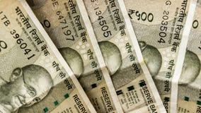 A pilha de cinco cem notas indianas nova da rupia espalhou belamente sobre Parte do líder de Mahatma Gandhi do movimento de indep imagens de stock A pilha de cinco cem notas indianas nova da rupia espalhou belamente sobre Parte do líder de Mahatma Gandhi do movimento de indep imagens de stock
