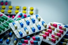 Pilha de comprimidos antibióticos da cápsula no bloco de bolha Empacotamento farmacêutico Medicina para a doença das infecções fotos de stock Pilha de comprimidos antibióticos da cápsula no bloco de bolha Empacotamento farmacêutico Medicina para a doença das infecções fotos de stock