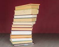 Pilha de livros coloridos Educa??o e conceito do entretenimento fotografia de stock Pilha de livros coloridos Educa??o e conceito do entretenimento fotografia de stock