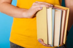 Pilha de livros da educação, conceito do exame Pilha de livros dos clássicos da literatura, lerdo imagem de stock Pilha de livros da educação, conceito do exame Pilha de livros dos clássicos da literatura, lerdo imagem de stock