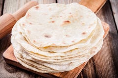 Pilha de tortilhas caseiros do trigo fotografia de stock royalty free Pilha de tortilhas caseiros do trigo fotografia de stock royalty free