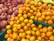 Pilha do mandarino, de tangerina e de romã imagens de stock Pilha do mandarino, de tangerina e de romã imagens de stock