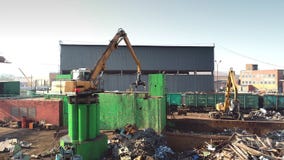 Pilha waste metálica da descarga da solução na jarda de uma fábrica com fornalha e unidade de processamento grandes no fundo video estoque Pilha waste metálica da descarga da solução na jarda de uma fábrica com fornalha e unidade de processamento grandes no fundo video estoque