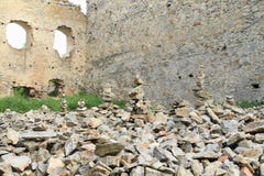 Pilhas da pedra na pedra das meninas do castelo Fotos de Stock Pilhas da pedra na pedra das meninas do castelo Fotos de Stock
