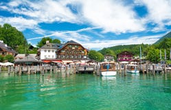 Pilier dans Schonau AM Konigssee pour la visite guidée de beau bateau, Konigssee, Bavière, Allemagne photo libre de droits Pilier dans Schonau AM Konigssee pour la visite guidée de beau bateau, Konigssee, Bavière, Allemagne photo libre de droits