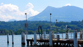 Pilier de bateau sur la luzerne de lac avec vue sur le bâti Rigi photos stock Pilier de bateau sur la luzerne de lac avec vue sur le bâti Rigi photos stock