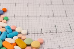 Pillen van verschillende grootte en kleuren op een elektrocardiogram royalty-vrije stock afbeelding Pillen van verschillende grootte en kleuren op een elektrocardiogram royalty-vrije stock afbeelding
