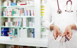 Pillole della tenuta del farmacista immagini stock libere da diritti Pillole della tenuta del farmacista immagini stock libere da diritti