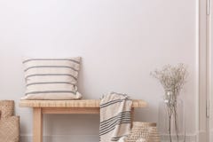 Pillow и укрывайте на деревянной скамье рядом с цветками в бежевом минимальном плоском интерьере Реальное фото стоковые изображения rf Pillow и укрывайте на деревянной скамье рядом с цветками в бежевом минимальном плоском интерьере Реальное фото стоковые изображения rf