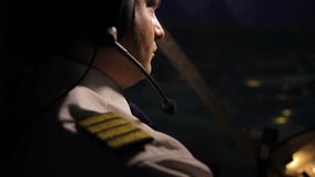 Piloto atento del capitán en auriculares que navega el avión de pasajeros enorme en la noche, deberes del trabajo almacen de video Piloto atento del capitán en auriculares que navega el avión de pasajeros enorme en la noche, deberes del trabajo almacen de video